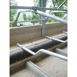 Omega bracket to fasten self-supported cubicle dividers to the floor