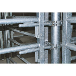 5-rail front end with two stamped locks for stall barrier