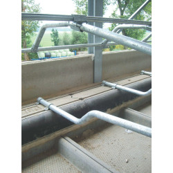Omega bracket to fasten self-supported cubicle dividers to the floor
