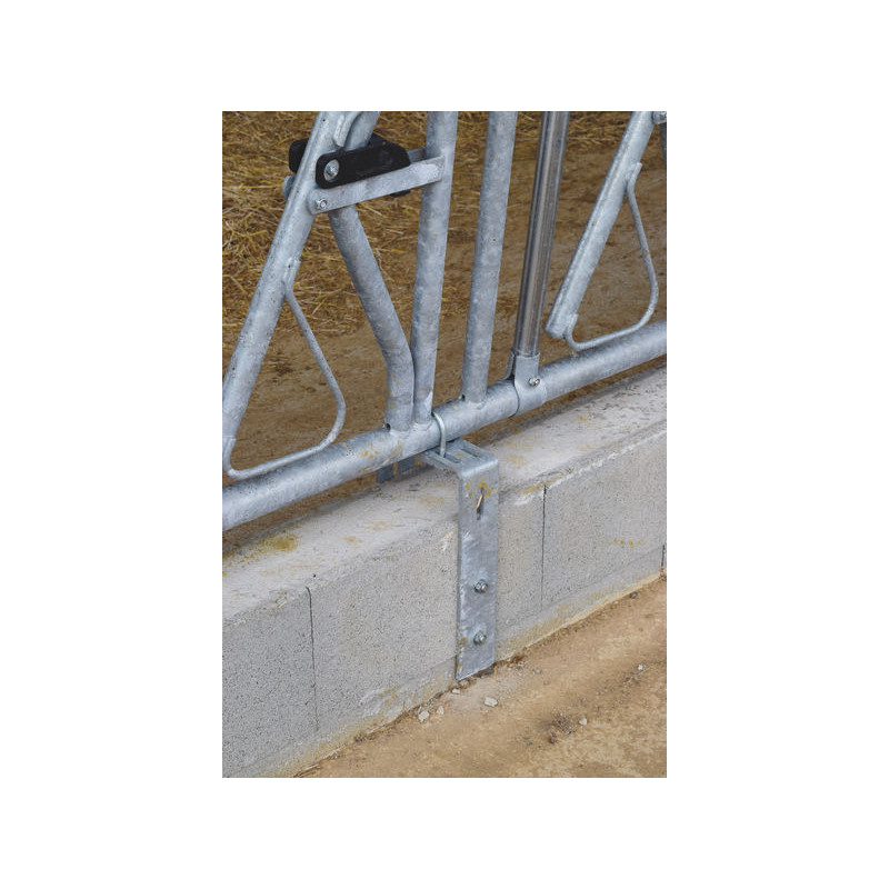Fastening reinforcement adjustable on low wall for headlock panel Fastening reinforcement adjustable on low wall for headlock panel